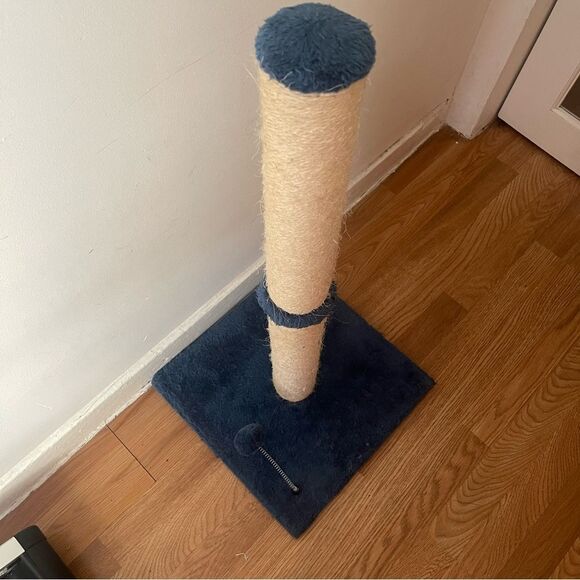 Amazon Basics 34“ Navy & Beige Tall Cat Scratching Post - Picture 10 of 15